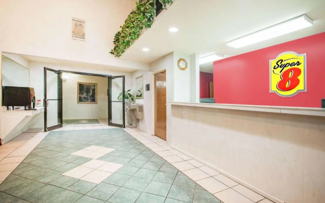 Super 8 White Hall