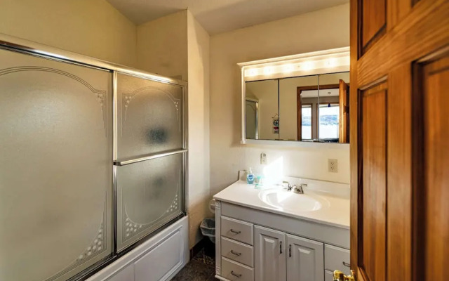 Redbud Retreat Amenity-filled Waterfront Home!