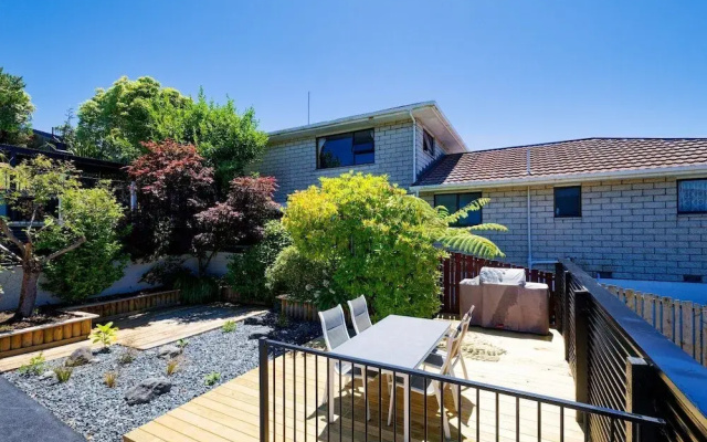 Ocean & Mountain Views 3-bedroom Home