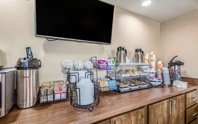 Rodeway Inn & Suites