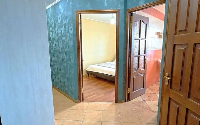 2-комнатная квартира с кроватью и диваном и ванной Сеть апартаментов Alex Apartments Бесконтактное заселение 24-7