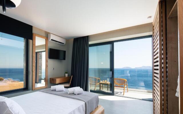 Seafront elegant villa, with infinity pool & devine views!