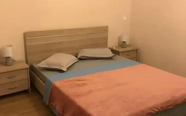 1 Bed Apt - Sleeps 2 - Free Parking - Sea View