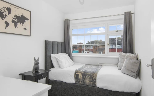 3 Bed House - Sleeps 5 - Garden - Parking
