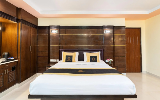 Foxoso Taj View Hotel