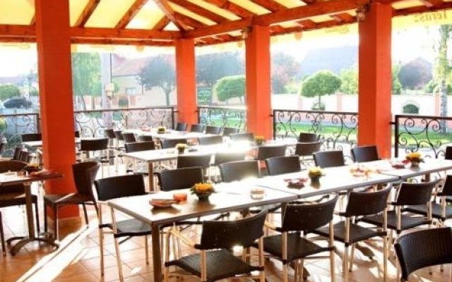 Corvin Pension And Restaurant