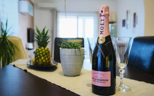 Stunning Silver & Gold apartments with pool