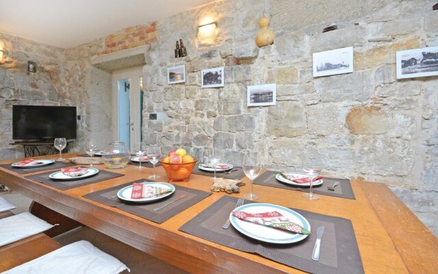 Nice Home in Podstrana with Hot Tub, WiFi & 4 Bedrooms