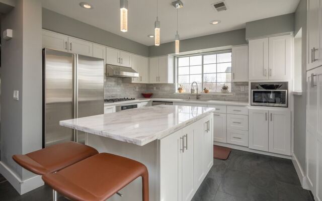 Posh Waterfront - 3 Br Condo