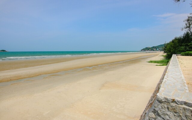 Hua Hin Luxury Beachfront Condo By Mon