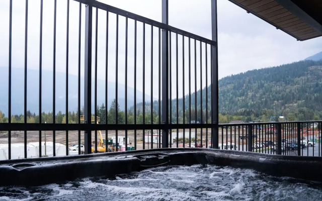 RevelStoked Getaway by Revelstoke Vacation