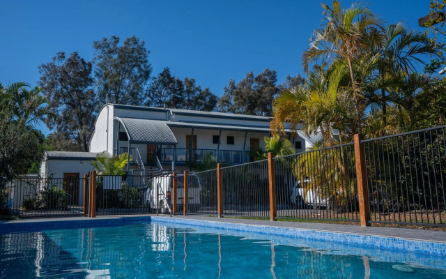 Novena Palms Motel