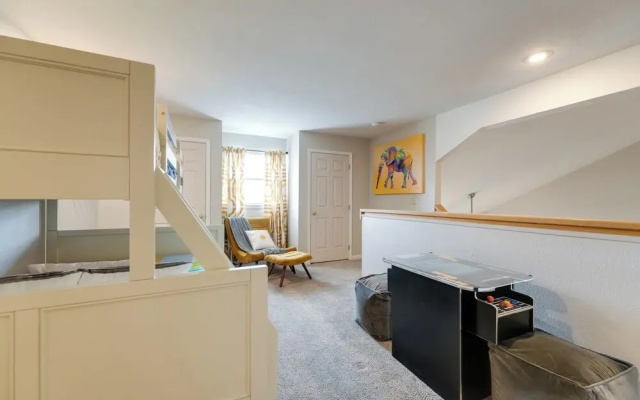 Fireplace, Indoor Pool Access! Family Branson Unit