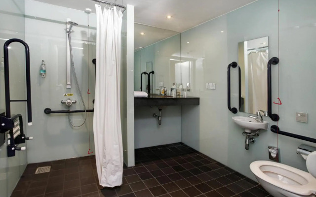 Holiday Inn London - Luton Airport by IHG