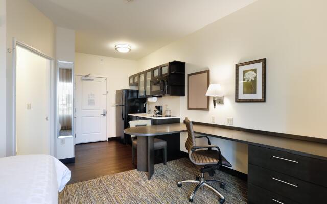 Candlewood Suites Lenexa - Overland Park Area