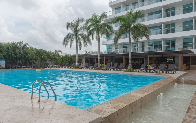 Deluxe Condo W Amenities & Beach