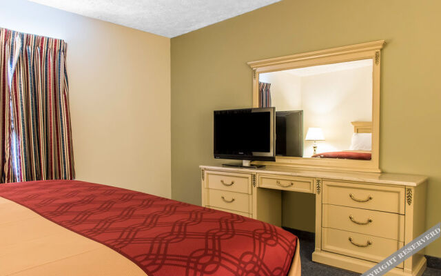 Econo Lodge Inn & Suites White Haven