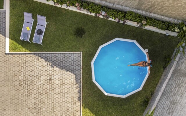 Sun, Pool and Comfort, The White House