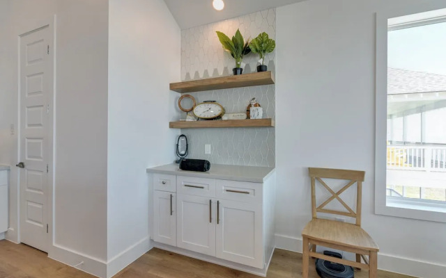 Modern Galveston Vacation Rental: Steps to Beach!