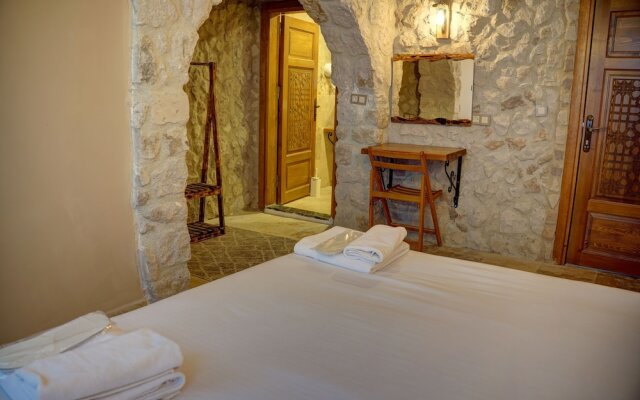 Ala Stone House