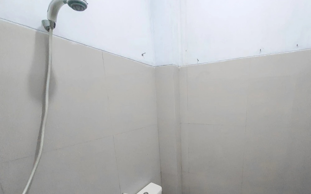 RedDoorz Syariah near Universitas Muhammadiyah Cirebon – Bathroom – Sumber