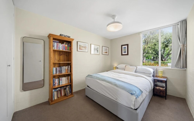Airy & Arty 2-bed Old Kingston Foreshore – Guest Rooms – Kingston