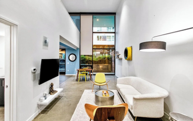 Posh Lofty Pad in Central Redmond