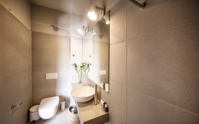 Stylish Sunny Apartment 1 stop to City Center by VillaRentalsgr