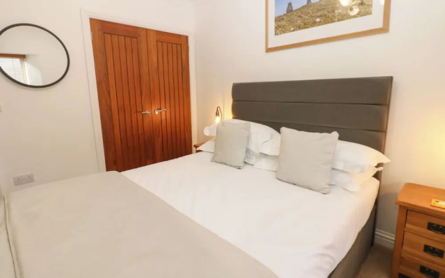 2 Eden Lodge