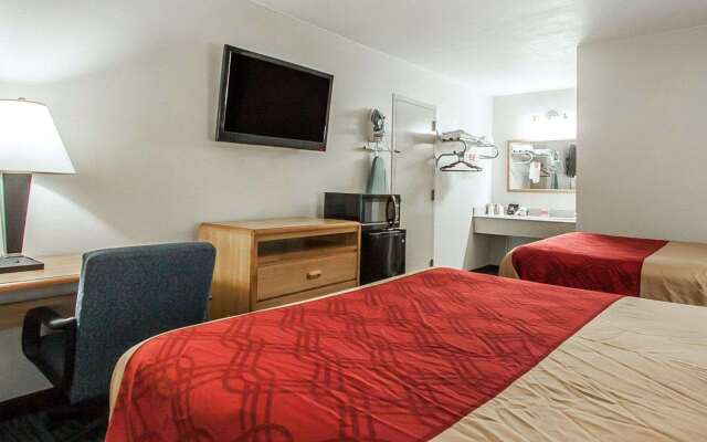 Econo Lodge Inn & Suites