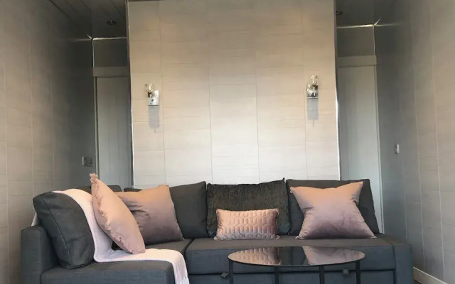 The Boatyard Glamping Lodges-fairline Lodge