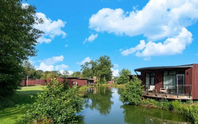 Bungalow With Pool Access