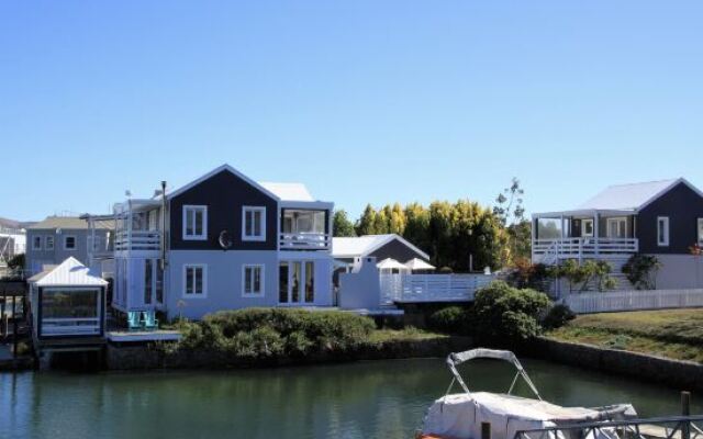Thesen Islands Edgewater Cottage
