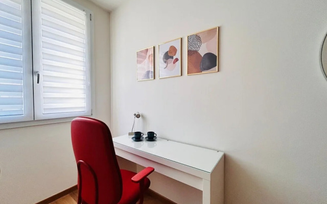 Moderno Bilocale con Terrazzo e Parcheggio