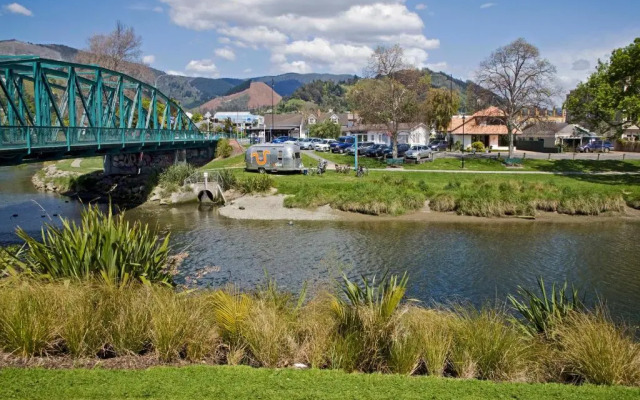 Riverside Villa - in the City by the River!