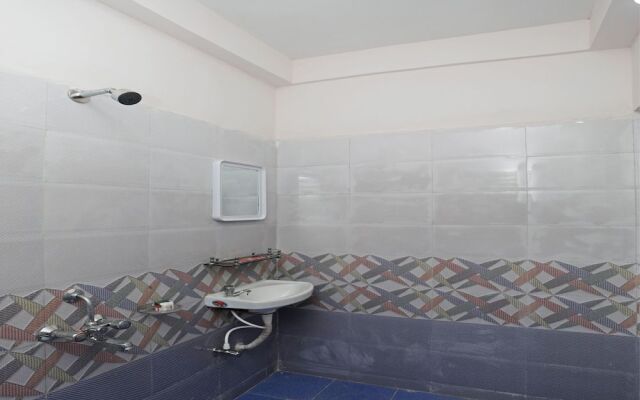 OYO 13527 Usha Residdency