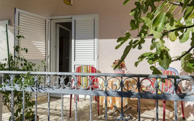 Apartment and Rooms Ema