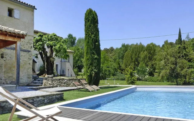 Apartment in Malauctne With Garden