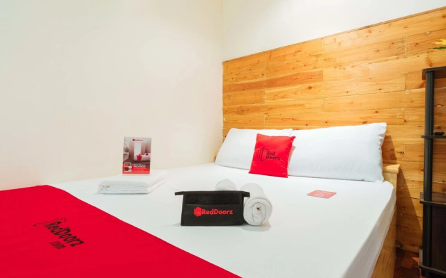 RedDoorz @ Vicente Street Espana Manila