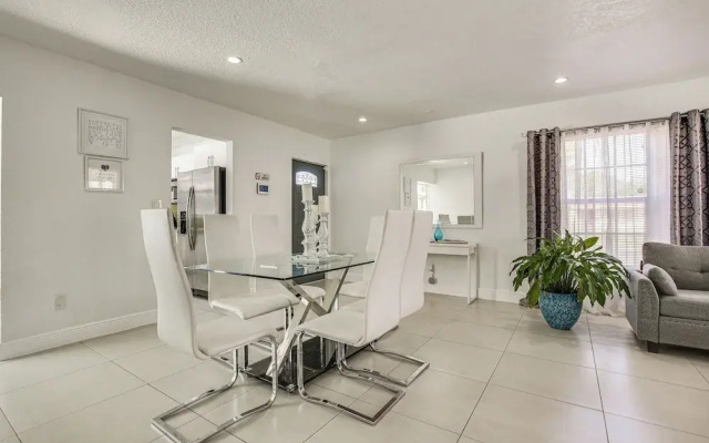 Sun-soaked Home w/ Pool in Lauderdale Lakes!