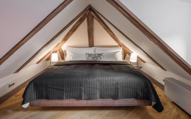 3 Epoques Apartments by Adrez Living