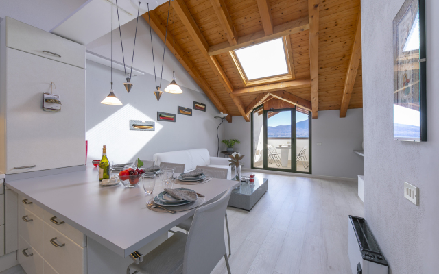 Blu Lake Apartment on Ghiffa Beach