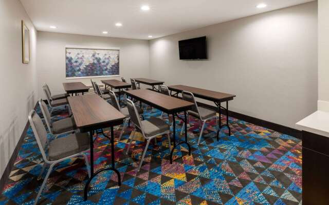 La Quinta Inn & Suites by Wyndham Houston NW Brookhollow