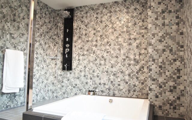 Fairytale YiSu Hot Spring Hotel