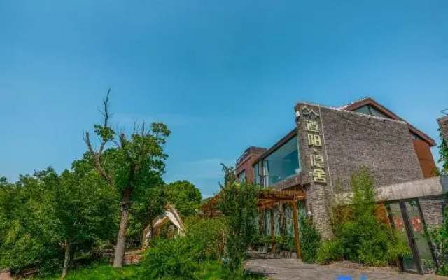Zunyang Hidden House Garden Homestay (Suning Plaza Branch)