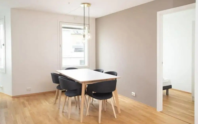 3 Bedroom Apartment With Free Parking
