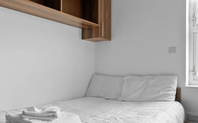 5 Bed Apartment @ Derriford Stays by Pureserviced