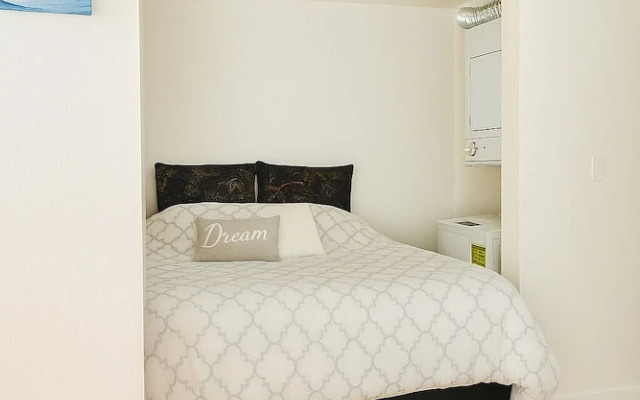 Cozy Capitol Hill with Needle View