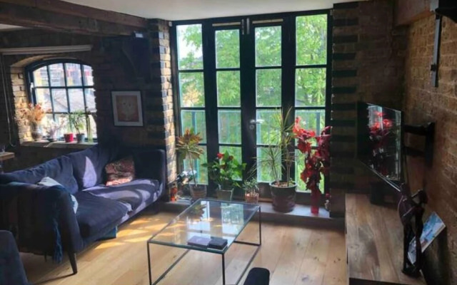 Stunning 2-bed Converted Warehouse - Sleeps 4