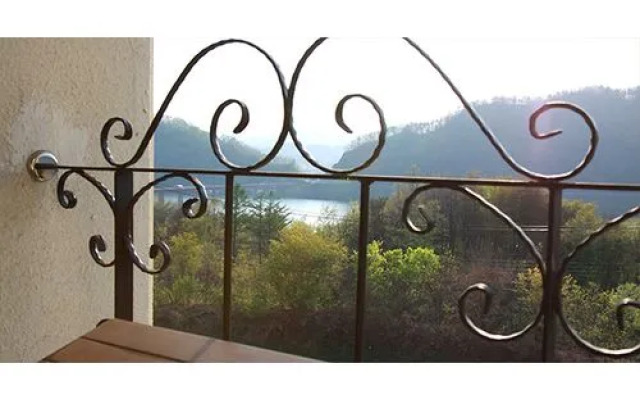 Nami Island Thira Pension